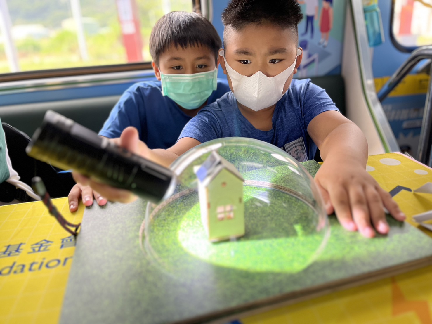 G22恒峰參與基礎科學主題車廂，以STEAM教學精神，設計「逐日科學家」、「太陽能工程師」以及「淨零建築師」三大能源科普課程和實驗